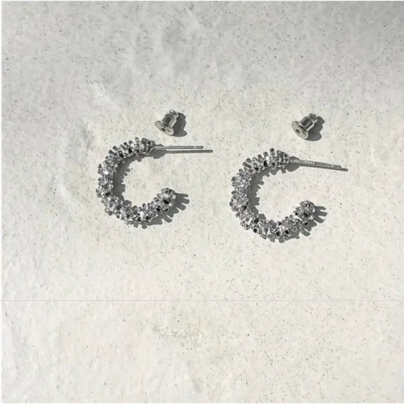 Chic Stacked Half Hoop Earrings Silvertone NWOT - Picture 4 of 5